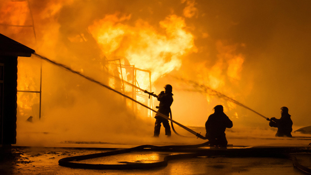 МЧС РФ: в Свердловской области горит ангар на площади 1600 квадратных метров