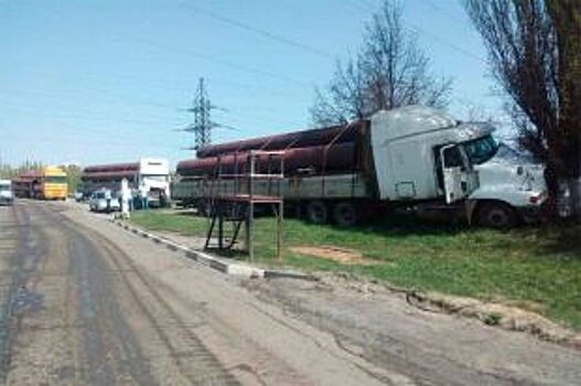 В Саратове грузовик без тормозов протаранил дерево