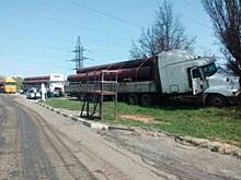 В Саратове грузовик без тормозов протаранил дерево