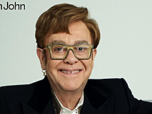 Здоровье 78-летнего Элтона Джона ухудшилось: «Рокетмен» с трудом ходит на яхте во Франции