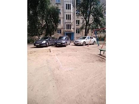 Жительница Читы пожаловалась на паркующиеся на детской площадке автомобили