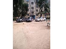 Жительница Читы пожаловалась на паркующиеся на детской площадке автомобили