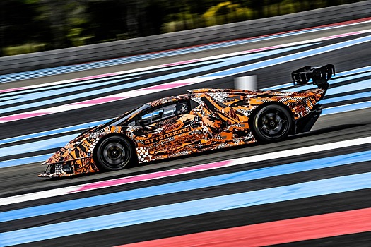 Посмотрите, как Lamborghini тестирует гоночный гиперкар с V12