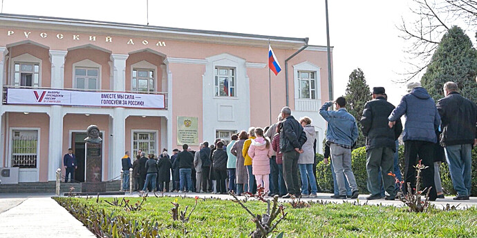 Очереди избирателей на выборах президента России выстроились в Туркменистане