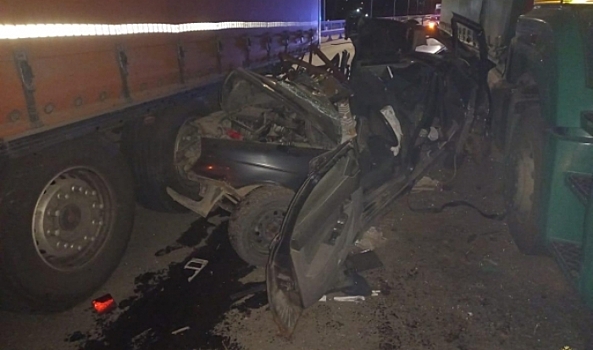 В Волгограде раздавило попавшую между двух фур «Ладу»