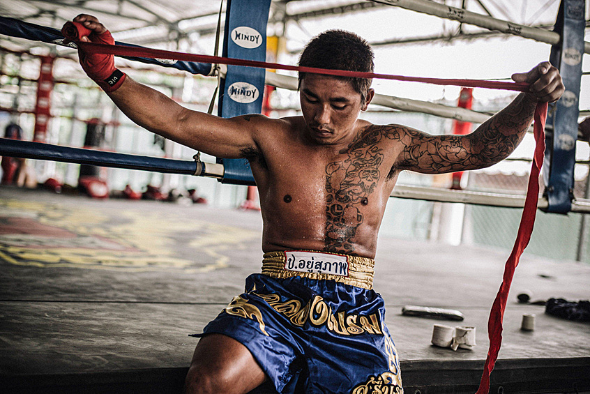 Заключенный в тренировочном зале в тюрьме строгого режима Клонг-прем