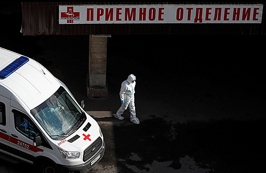 В чем отличия борьбы с COVID-19 в Москве и Петербурге?