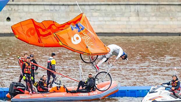 Крылатый велосипед и ступу представили на фестивале «Летфест»