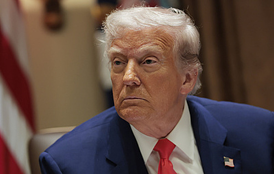 Блогер из США Саттон считает, что Трамп должен поклониться Вечному огню у Кремля