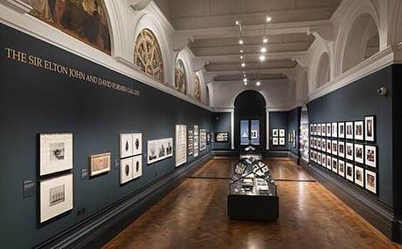 В Музее Виктории и Альберта появилась галерея Элтона Джона и Дэвида Ферниша