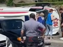 В Краснодаре в ДТП перевернулась машина «скорой». Пострадали мама с ребенком