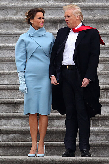 Мелания Трамп пришла на инаугурацию президента Дональда Трампа в небесно-голубой двойке от Ralph Lauren и украшениях от Tiffany & Co.