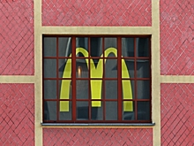 СМИ: Украинцы начали платить «McDonald’s» за трудоустройство