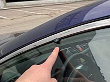 Черная пластинка над передними стеклами автомобиля — для чего она нужна и какую функцию выполняет?
