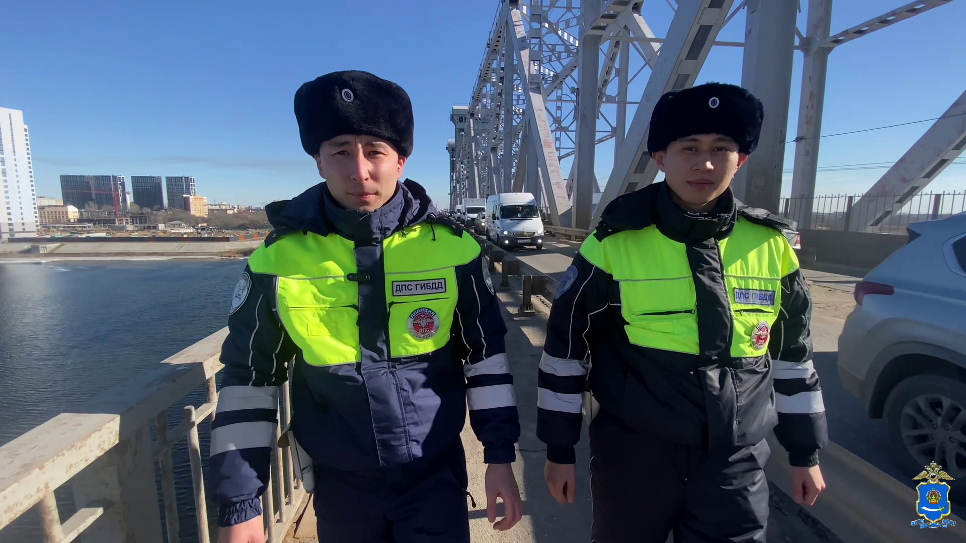 Автоинспекторы Астрахани уберегли девушку, стоявшую за парапетом моста, от необдуманного поступка