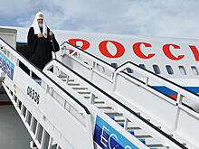 Святейшества начали с поцелуя