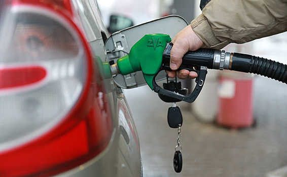 Экономист объяснил, как падение курса рубля скажется на стоимости бензина