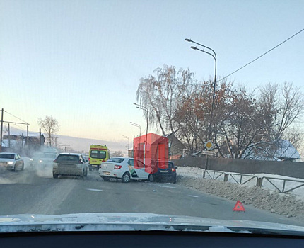В Перми на шоссе Космонавтов пробка из-за аварии с такси