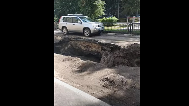 «Портал в Поднебесную». В центре Саратова появилась опасная коммунальная траншея