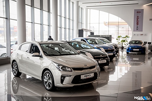 Давились, но продолжали брать: новосибирцы несут последние деньги на новые машины по бешеным ценам