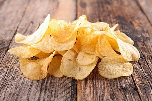 Диетолог рассказала, как есть чипсы без вреда для здоровья