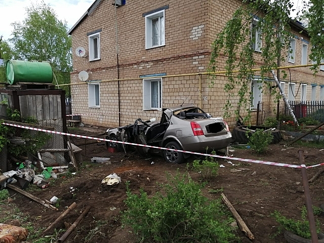 Автомобиль врезался в частный дом в Оренбургской области