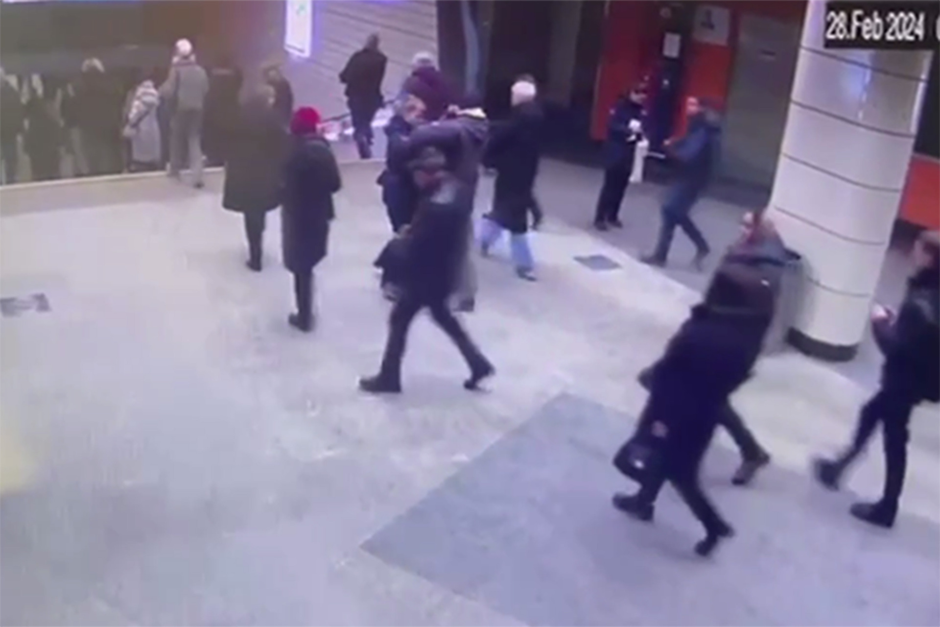 Пассажир ударил контролера в московском метро и попал на видео