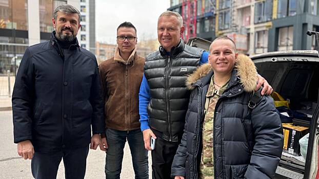 Бойцам передали теплые вещи и зимнюю экипировку