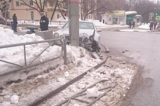 В Перми нашли лихача, из-за которого Mercedes врезался в столб