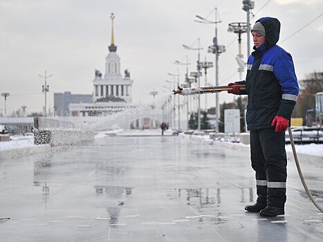 На ВДНХ началась заливка самого большого катка в Москве