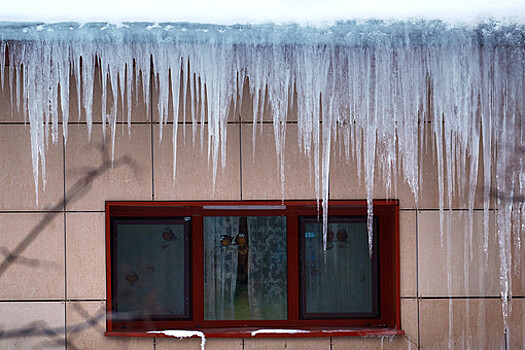 В Подмосковье на годовалого ребенка с 25 этажа упала глыба льда