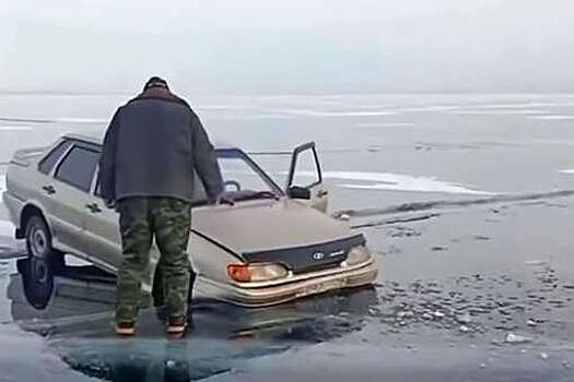 На Байкале на видео попал автомобиль Lada, застрявший в трещине