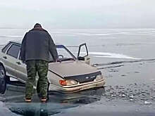 На Байкале на видео попал автомобиль Lada, застрявший в трещине