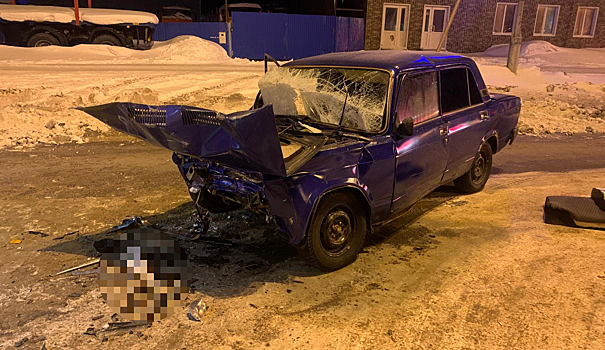 При столкновении легковушки и большегруза в Югре погиб человек