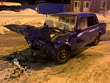 При столкновении легковушки и большегруза в Югре погиб человек