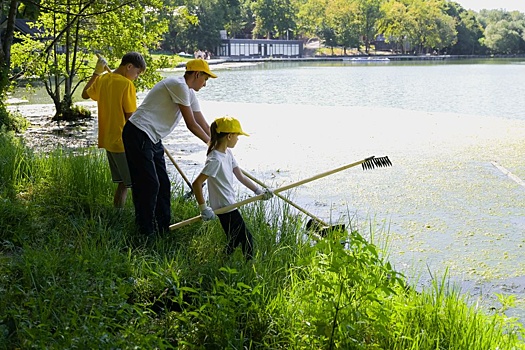 Волонтеры Саратовского НПЗ благоустроили родник в природном парке