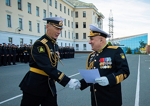 Командующий Тихоокеанским флотом адмирал Сергей Авакянц поздравил курсантов ТОВВМУ имени С.О.Макарова с Днём знаний