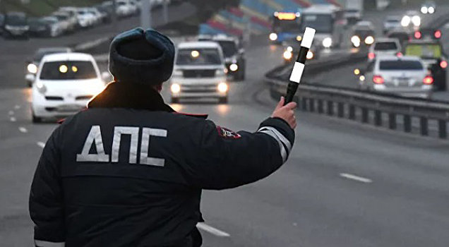 Полиция Красноярска ищет лихача на «Жигулях», который чуть не сбил инспектора ГИБДД