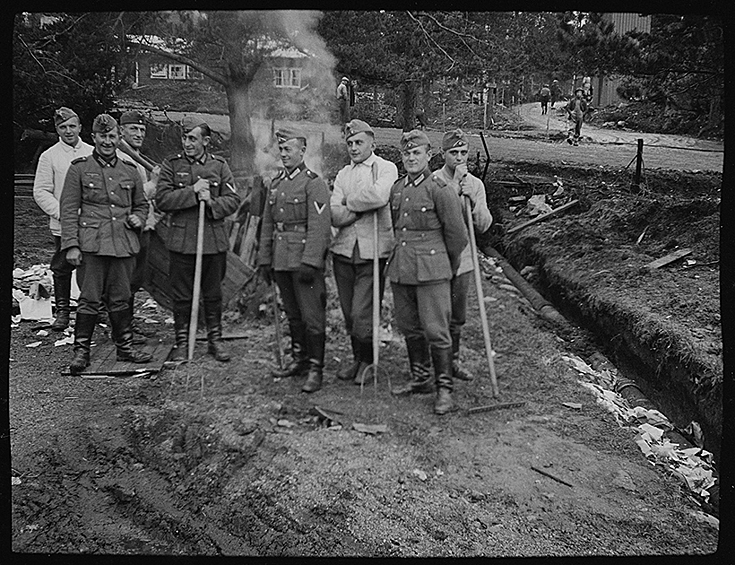Немецкие солдаты сжигают норвежские плакаты, газеты, книги и листовки. Норвегия, 1940 год