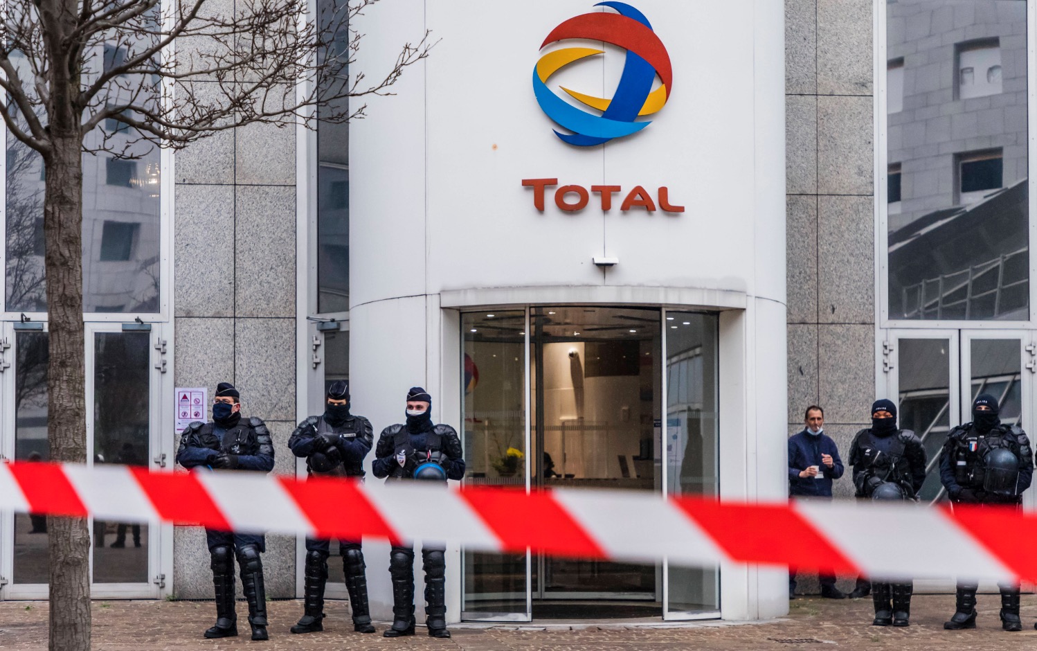 Франция распечатала стратегические запасы нефти на фоне забастовок сотрудников НПЗ
