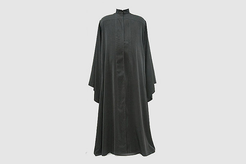 Ничего необычного, просто ряса православного служителя церкви. Такую одежду тоже забывают в метро.