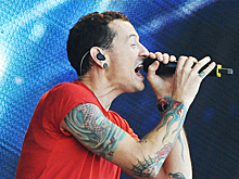 Честера Беннингтона в Linkin Park еще при жизни угрожали заменить вокалисткой