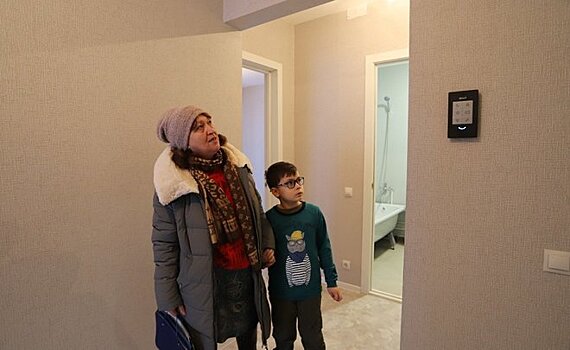 "Ждем, чтобы он быстрее вернулся домой": семья казанского бойца получила квартиру