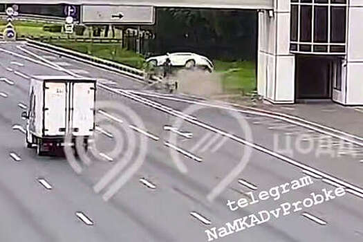 В Москве на МКАД на видео попало, как машина перевернулась и вылетела с дороги