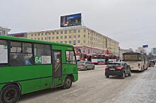 В Екатеринбурге девушка получила перелом носа при столкновении двух автобусов