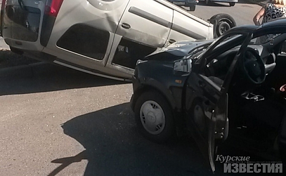 В Курске машина попала в аварию и опрокинулась на крышу