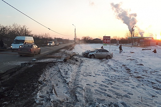 «Летел на большой скорости»: в Чурилово челябинец на иномарке снёс столб