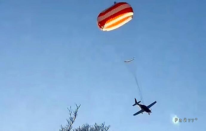 Пилот успел раскрыть парашют и спасти падающий самолёт