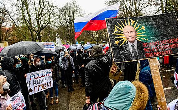 С.Обухов:  Рейтинг Путина падает, но пока все держится на крючке его авторитаризма