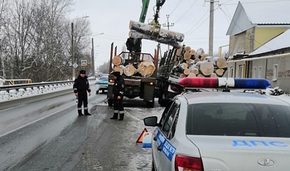 В Воронежской области гаишники помогли вытащить грузовик с бревнами из водостока